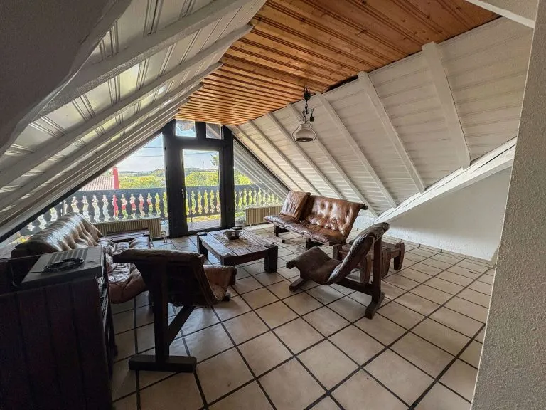 Immobilienangebot - Langenhahn - Alle - Charmantes Einfamilienhaus mit Doppelgarage, Balkon, Terrasse & großzügigem Garten in ruhiger Lage!