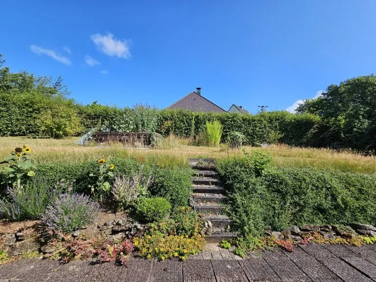 Immobilienangebot - Langenhahn - Alle - Charmantes Einfamilienhaus mit Doppelgarage, Balkon, Terrasse & großzügigem Garten in ruhiger Lage!
