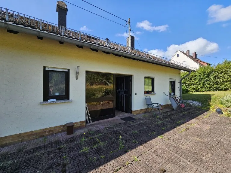 Immobilienangebot - Langenhahn - Alle - Charmantes Einfamilienhaus mit Doppelgarage, Balkon, Terrasse & großzügigem Garten in ruhiger Lage!