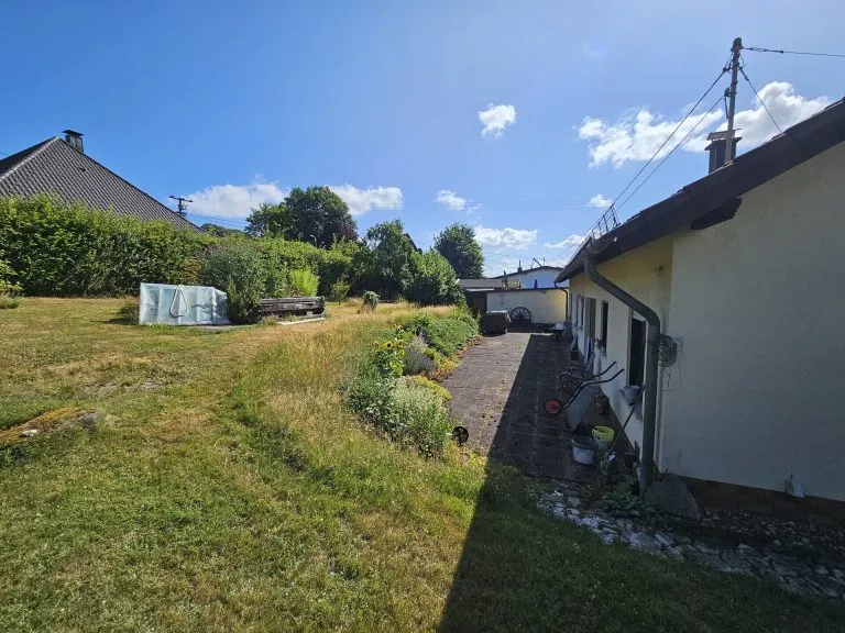 Immobilienangebot - Langenhahn - Alle - Charmantes Einfamilienhaus mit Doppelgarage, Balkon, Terrasse & großzügigem Garten in ruhiger Lage!