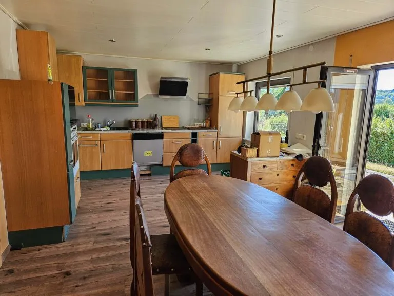 Immobilienangebot - Langenhahn - Alle - Charmantes Einfamilienhaus mit Doppelgarage, Balkon, Terrasse & großzügigem Garten in ruhiger Lage!