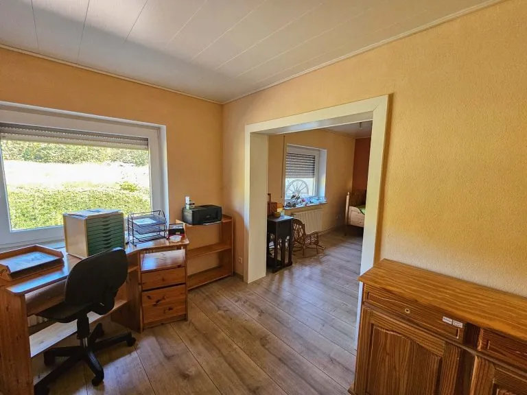 Immobilienangebot - Langenhahn - Alle - Charmantes Einfamilienhaus mit Doppelgarage, Balkon, Terrasse & großzügigem Garten in ruhiger Lage!