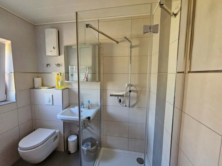 Immobilienangebot - Langenhahn - Alle - Charmantes Einfamilienhaus mit Doppelgarage, Balkon, Terrasse & großzügigem Garten in ruhiger Lage!