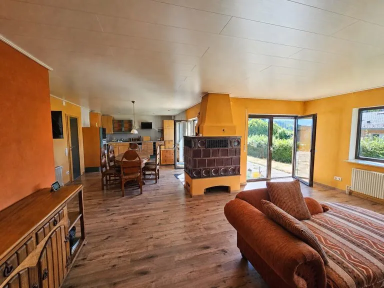 Immobilienangebot - Langenhahn - Alle - Charmantes Einfamilienhaus mit Doppelgarage, Balkon, Terrasse & großzügigem Garten in ruhiger Lage!