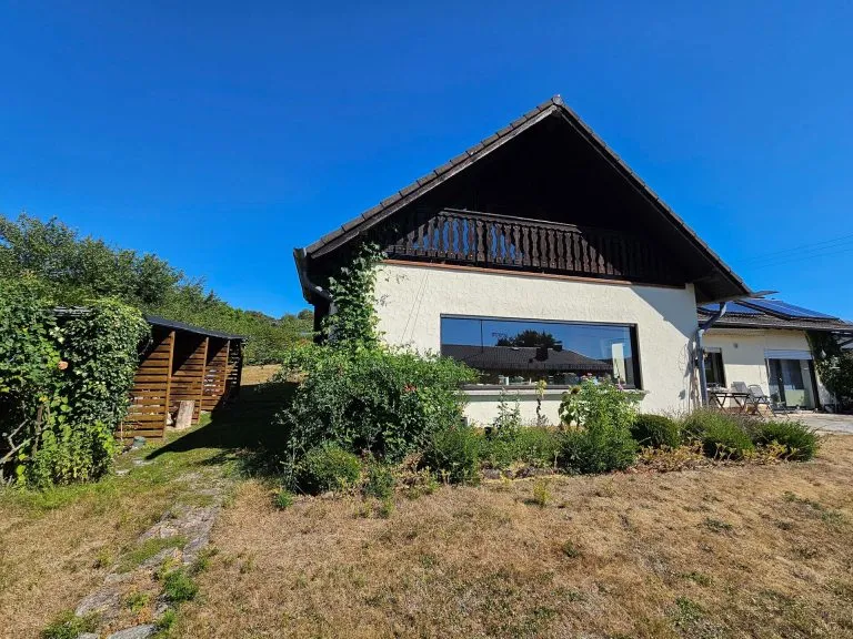 Immobilienangebot - Langenhahn - Alle - Charmantes Einfamilienhaus mit Doppelgarage, Balkon, Terrasse & großzügigem Garten in ruhiger Lage!