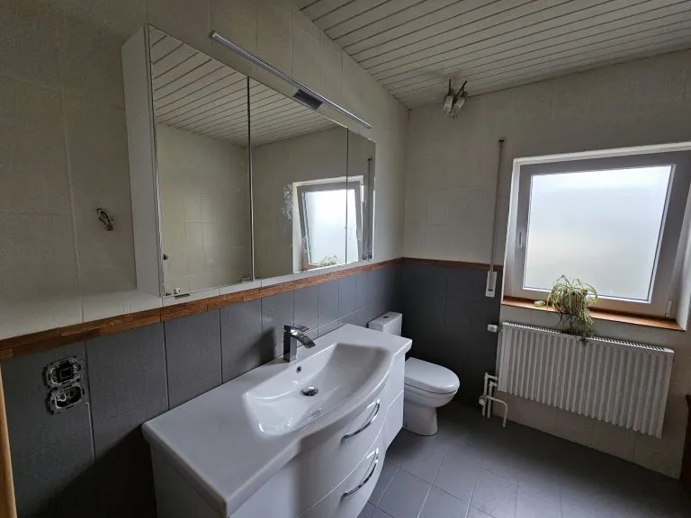 Immobilienangebot - Langenhahn - Alle - Charmantes Einfamilienhaus mit Doppelgarage, Balkon, Terrasse & großzügigem Garten in ruhiger Lage!