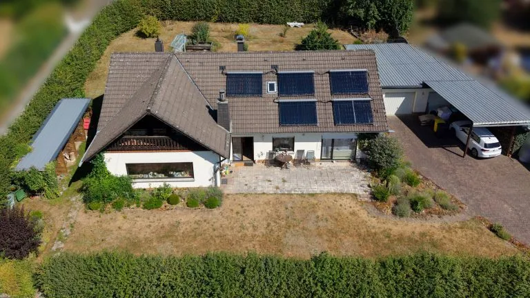 Immobilienangebot - Langenhahn - Alle - Charmantes Einfamilienhaus mit Doppelgarage, Balkon, Terrasse & großzügigem Garten in ruhiger Lage!