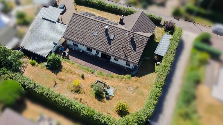 Immobilienangebot - Langenhahn - Alle - Charmantes Einfamilienhaus mit Doppelgarage, Balkon, Terrasse & großzügigem Garten in ruhiger Lage!