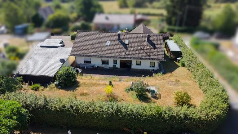 Immobilienangebot - Langenhahn - Alle - Charmantes Einfamilienhaus mit Doppelgarage, Balkon, Terrasse & großzügigem Garten in ruhiger Lage!