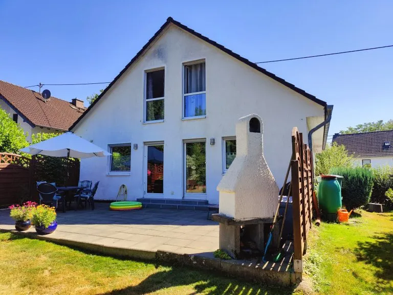 Immobilienangebot - Altenkirchen VG - Alle - Einfamilienhaus mit vermieteter Einliegerwohnung in idyllischer Ortsrandlage nahe Weyerbusch!