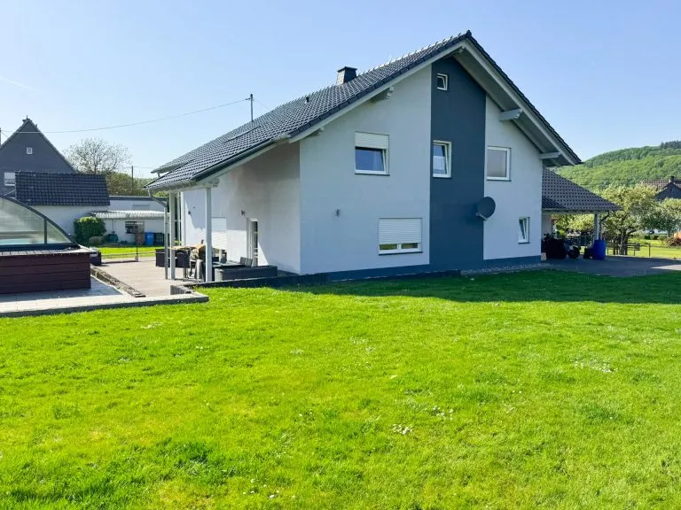 Immobilienangebot - Fürthen - Alle - Modernes Einfamilienhaus mit stilvollem Garten, Pool & eigenem Friseursalon in ruhiger Lage nahe Hamm