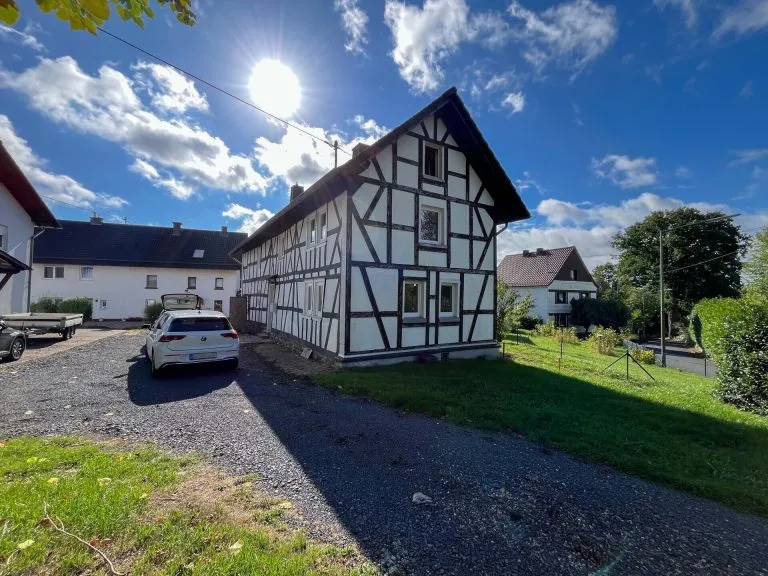 Immobilienangebot - Helmenzen - Alle - Historisches und frisch-saniertes Fachwerkhaus mit Garten, Carport und jede Menge Abstellfläche!