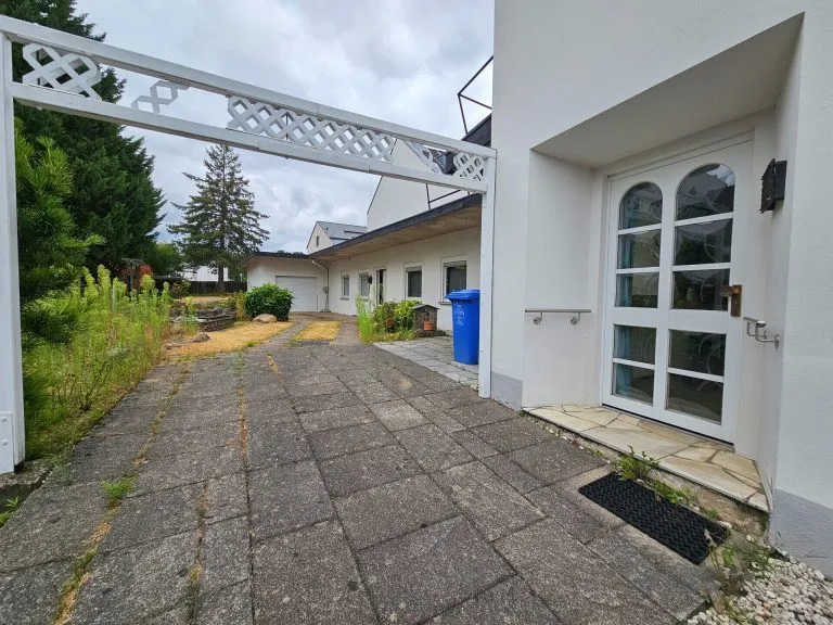 Immobilienangebot - Bonn - Alle - Einfamilienhaus mit bebaubarem Grundstück und Entwicklungspotenzial in Bonn-Beuel (Holzlar)