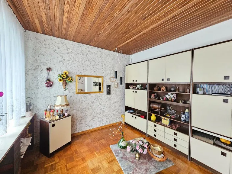 Immobilienangebot - Bonn - Alle - Einfamilienhaus mit bebaubarem Grundstück und Entwicklungspotenzial in Bonn-Beuel (Holzlar)