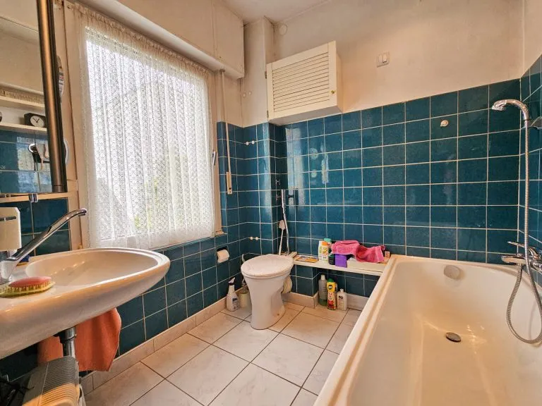 Immobilienangebot - Bonn - Alle - Einfamilienhaus mit bebaubarem Grundstück und Entwicklungspotenzial in Bonn-Beuel (Holzlar)
