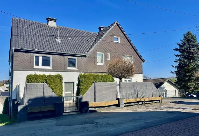 Immobilienangebot - Gummersbach - Alle - Ein Haus, viele Möglichkeiten: Flexibles Zweifamilienhaus mit großem Gartenpotenzial!