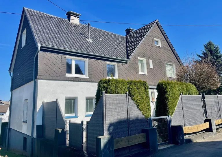 Immobilienangebot - Gummersbach - Alle - Ein Haus, viele Möglichkeiten: Flexibles Zweifamilienhaus mit großem Gartenpotenzial!