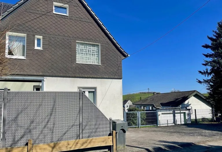 Immobilienangebot - Gummersbach - Alle - Ein Haus, viele Möglichkeiten: Flexibles Zweifamilienhaus mit großem Gartenpotenzial!
