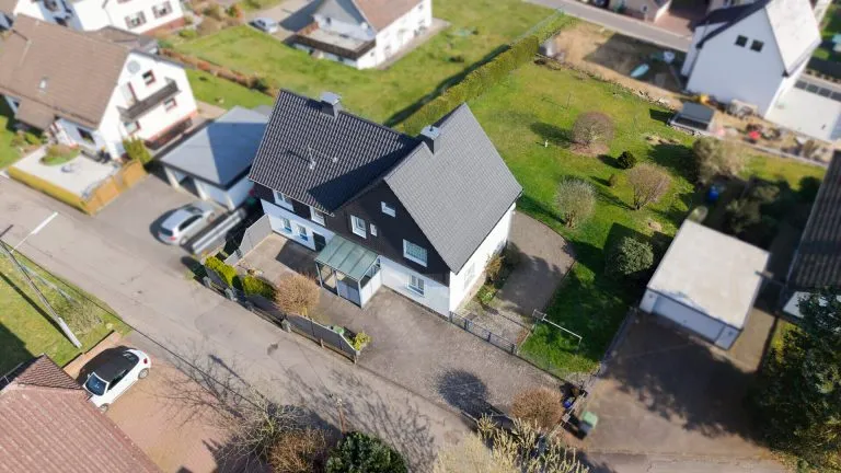 Immobilienangebot - Gummersbach - Alle - Ein Haus, viele Möglichkeiten: Flexibles Zweifamilienhaus mit großem Gartenpotenzial!