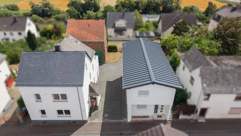 Immobilienangebot - Limburg an der Lahn / Staffel - Alle - Zwei sanierte Zweifamilienhäuser mit großer Scheune auf einem Grundstück mit Fernblick auf Limburg!