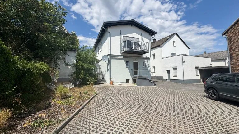 Immobilienangebot - Limburg an der Lahn / Staffel - Alle - Zwei sanierte Zweifamilienhäuser mit großer Scheune auf einem Grundstück mit Fernblick auf Limburg!