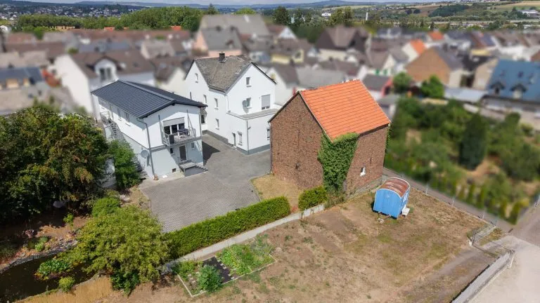 Immobilienangebot - Limburg an der Lahn / Staffel - Alle - Zwei sanierte Zweifamilienhäuser mit großer Scheune auf einem Grundstück mit Fernblick auf Limburg!