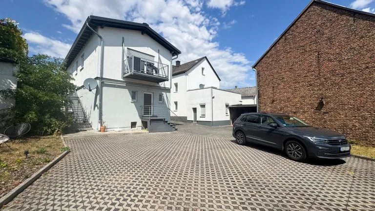 Immobilienangebot - Limburg an der Lahn / Staffel - Alle - Zwei sanierte Zweifamilienhäuser mit großer Scheune auf einem Grundstück mit Fernblick auf Limburg!