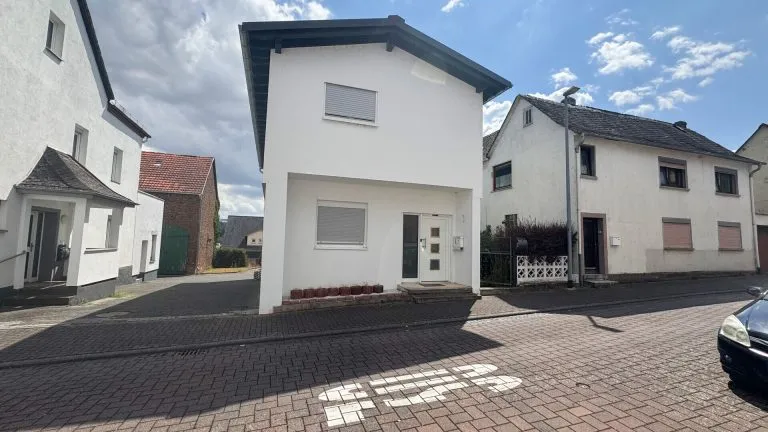 Immobilienangebot - Limburg an der Lahn / Staffel - Alle - Zwei sanierte Zweifamilienhäuser mit großer Scheune auf einem Grundstück mit Fernblick auf Limburg!