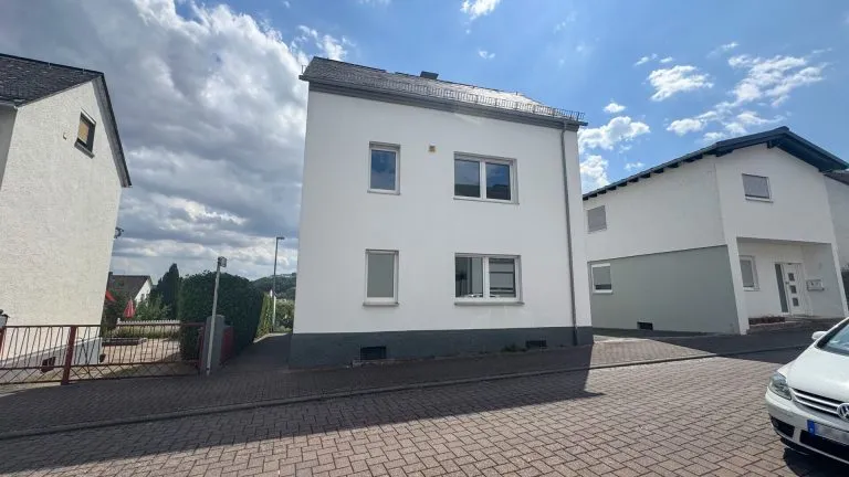Immobilienangebot - Limburg an der Lahn / Staffel - Alle - Zwei sanierte Zweifamilienhäuser mit großer Scheune auf einem Grundstück mit Fernblick auf Limburg!