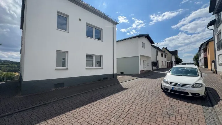 Immobilienangebot - Limburg an der Lahn / Staffel - Alle - Zwei sanierte Zweifamilienhäuser mit großer Scheune auf einem Grundstück mit Fernblick auf Limburg!