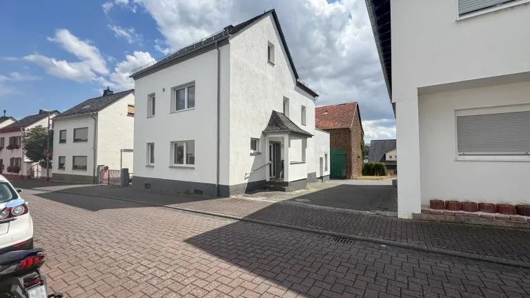 Immobilienangebot - Limburg an der Lahn / Staffel - Alle - Zwei sanierte Zweifamilienhäuser mit großer Scheune auf einem Grundstück mit Fernblick auf Limburg!