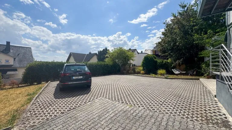 Immobilienangebot - Limburg an der Lahn / Staffel - Alle - Zwei sanierte Zweifamilienhäuser mit großer Scheune auf einem Grundstück mit Fernblick auf Limburg!