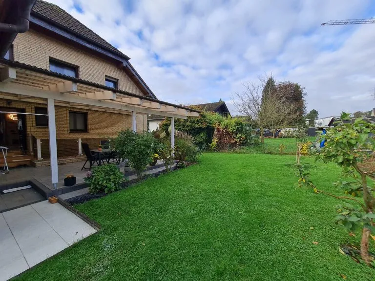 Immobilienangebot - Straßenhaus - Alle - Großzügiges Landhaus mit viel Platz, gepflegtem Garten und vielseitigen Nutzungsmöglichkeiten!