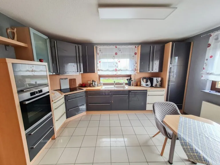 Immobilienangebot - Straßenhaus - Alle - Großzügiges Landhaus mit viel Platz, gepflegtem Garten und vielseitigen Nutzungsmöglichkeiten!