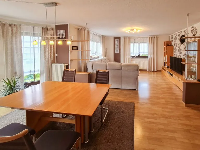 Immobilienangebot - Straßenhaus - Alle - Großzügiges Landhaus mit viel Platz, gepflegtem Garten und vielseitigen Nutzungsmöglichkeiten!