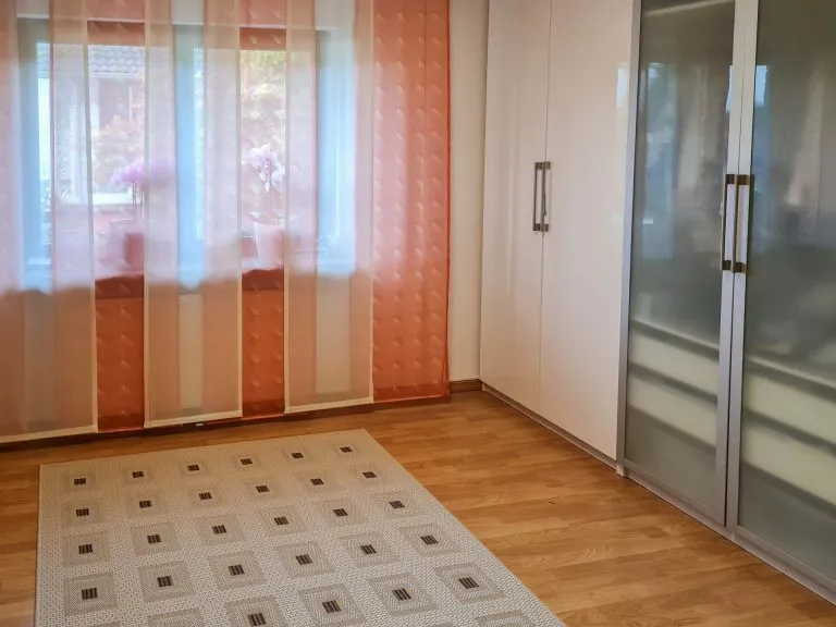 Immobilienangebot - Straßenhaus - Alle - Großzügiges Landhaus mit viel Platz, gepflegtem Garten und vielseitigen Nutzungsmöglichkeiten!