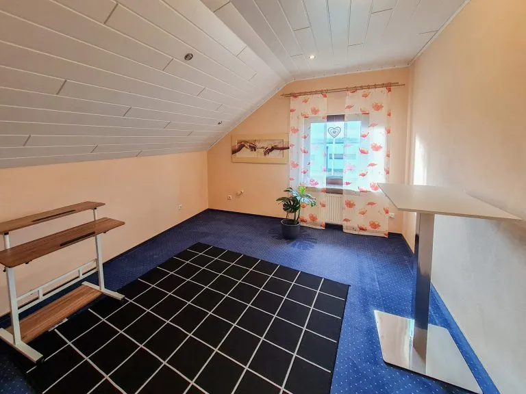 Immobilienangebot - Straßenhaus - Alle - Großzügiges Landhaus mit viel Platz, gepflegtem Garten und vielseitigen Nutzungsmöglichkeiten!