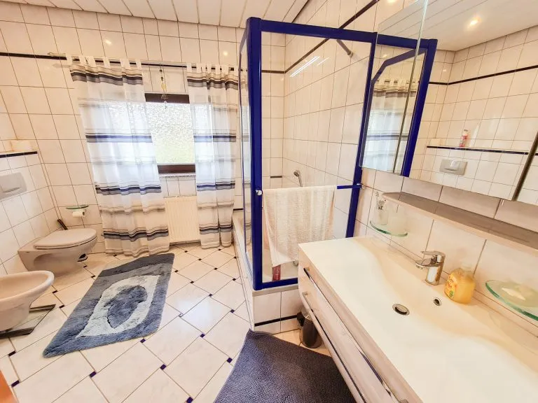 Immobilienangebot - Straßenhaus - Alle - Großzügiges Landhaus mit viel Platz, gepflegtem Garten und vielseitigen Nutzungsmöglichkeiten!