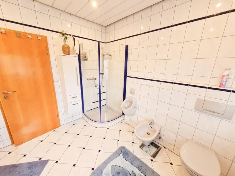 Immobilienangebot - Straßenhaus - Alle - Großzügiges Landhaus mit viel Platz, gepflegtem Garten und vielseitigen Nutzungsmöglichkeiten!