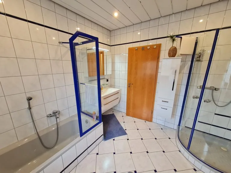 Immobilienangebot - Straßenhaus - Alle - Großzügiges Landhaus mit viel Platz, gepflegtem Garten und vielseitigen Nutzungsmöglichkeiten!