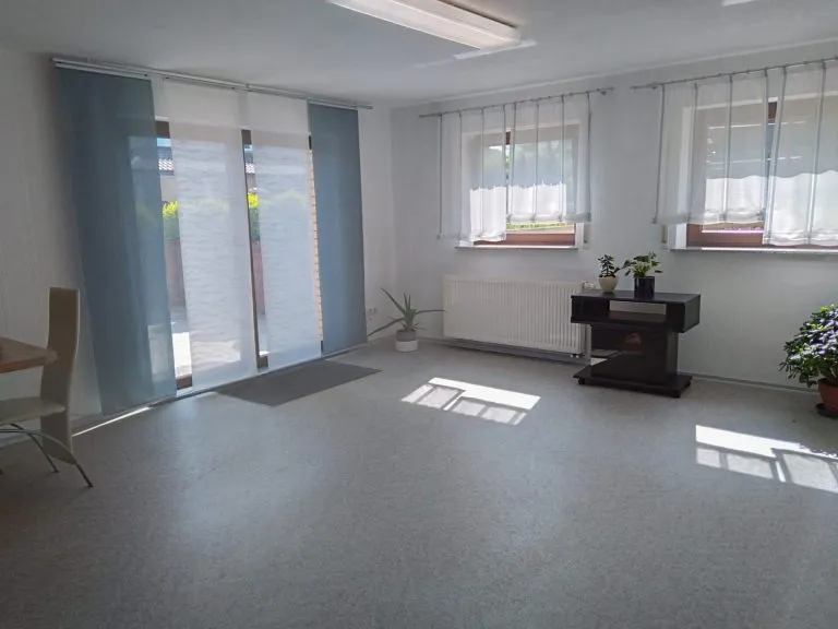 Immobilienangebot - Straßenhaus - Alle - Großzügiges Landhaus mit viel Platz, gepflegtem Garten und vielseitigen Nutzungsmöglichkeiten!