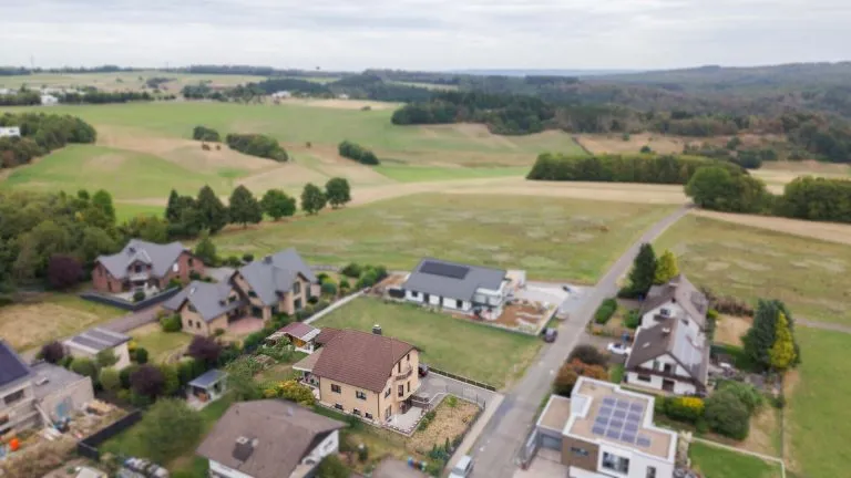 Immobilienangebot - Straßenhaus - Alle - Großzügiges Landhaus mit viel Platz, gepflegtem Garten und vielseitigen Nutzungsmöglichkeiten!