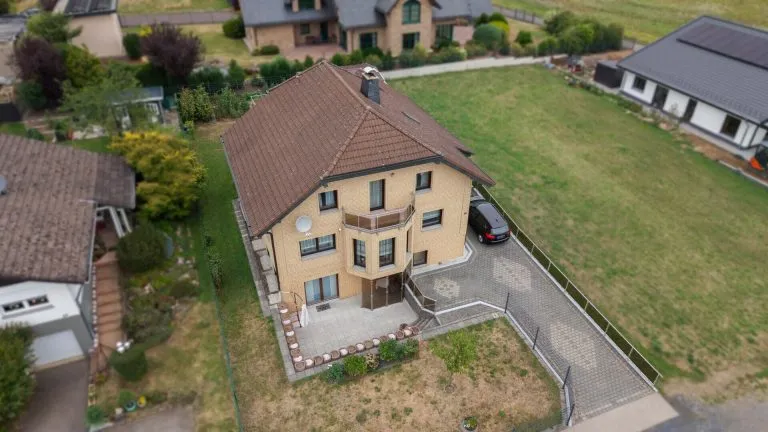 Immobilienangebot - Straßenhaus - Alle - Großzügiges Landhaus mit viel Platz, gepflegtem Garten und vielseitigen Nutzungsmöglichkeiten!