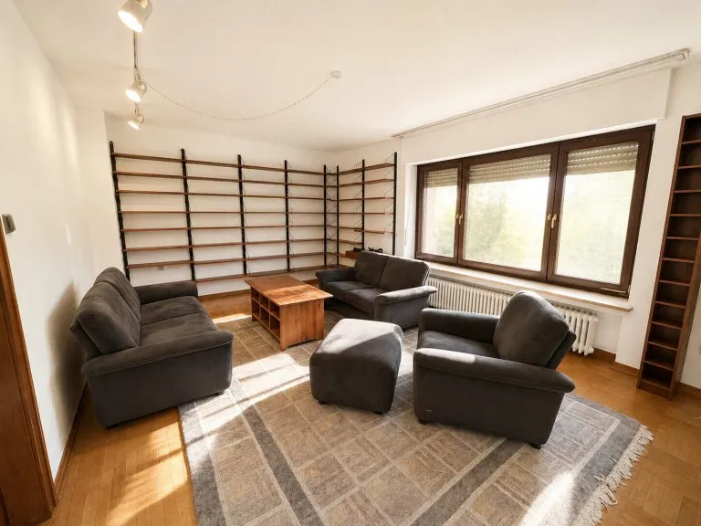 Immobilienangebot - Siegen / Eiserfeld - Alle - Großzügiges Mietshaus mit Garten in Siegen-Eiserfeld - WG geeignet & familienfreundlich!