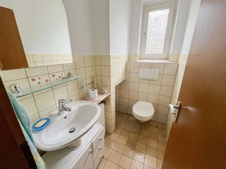 Immobilienangebot - Siegen / Eiserfeld - Alle - Großzügiges Mietshaus mit Garten in Siegen-Eiserfeld - WG geeignet & familienfreundlich!