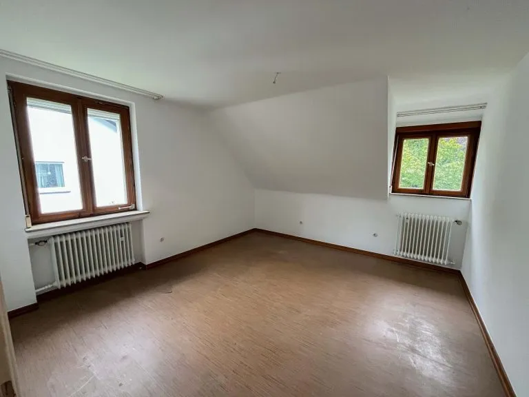 Immobilienangebot - Siegen / Eiserfeld - Alle - Großzügiges Mietshaus mit Garten in Siegen-Eiserfeld - WG geeignet & familienfreundlich!