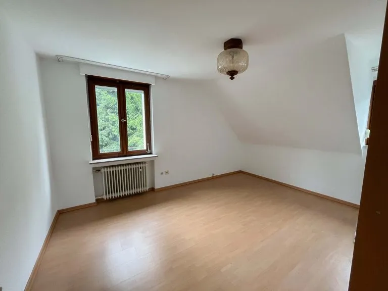 Immobilienangebot - Siegen / Eiserfeld - Alle - Großzügiges Mietshaus mit Garten in Siegen-Eiserfeld - WG geeignet & familienfreundlich!