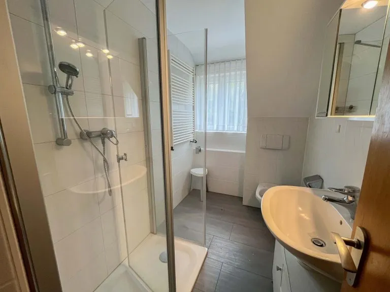Immobilienangebot - Siegen / Eiserfeld - Alle - Großzügiges Mietshaus mit Garten in Siegen-Eiserfeld - WG geeignet & familienfreundlich!