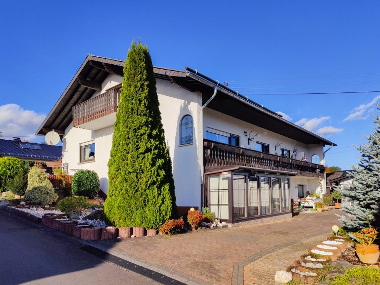 Immobilienangebot - Altenkirchen - Alle - Teilvermietetes Zweifamilienhaus (erweiterbar) mit großem Grundstück und 3 Garagen in Randlage von AK