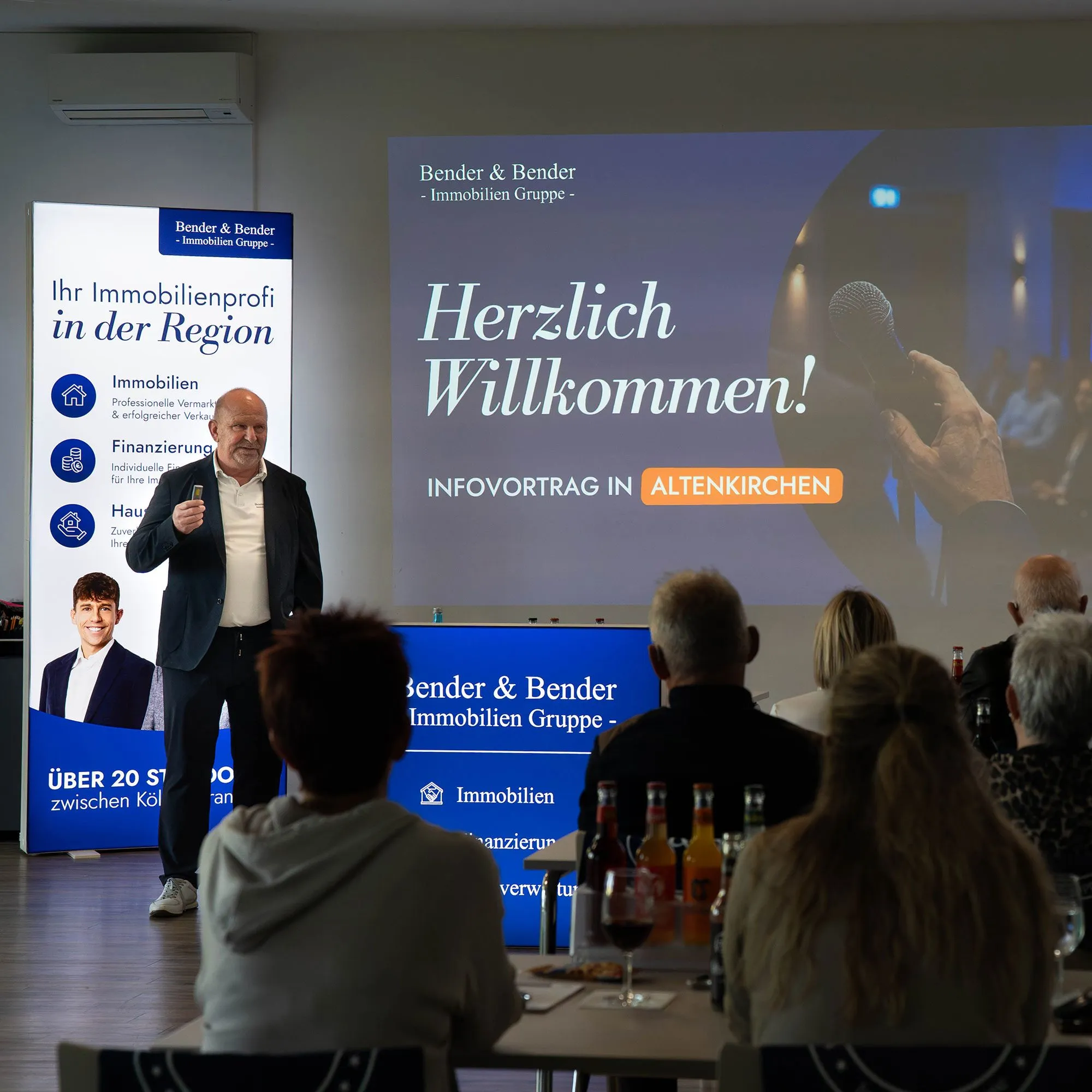 Kundenveranstaltung von Bender & Bender Immobilien mit einem Vortrag der Geschäftsführung und Gästen vor Ort